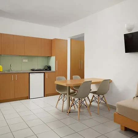 מלון דירות Acropolis 3*