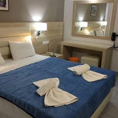 Acropolis מלון דירות 3*